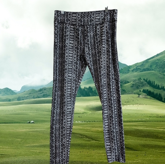 EUC Under Armour Snake Print Compression Leggings Size XL - Picture 4 of 6